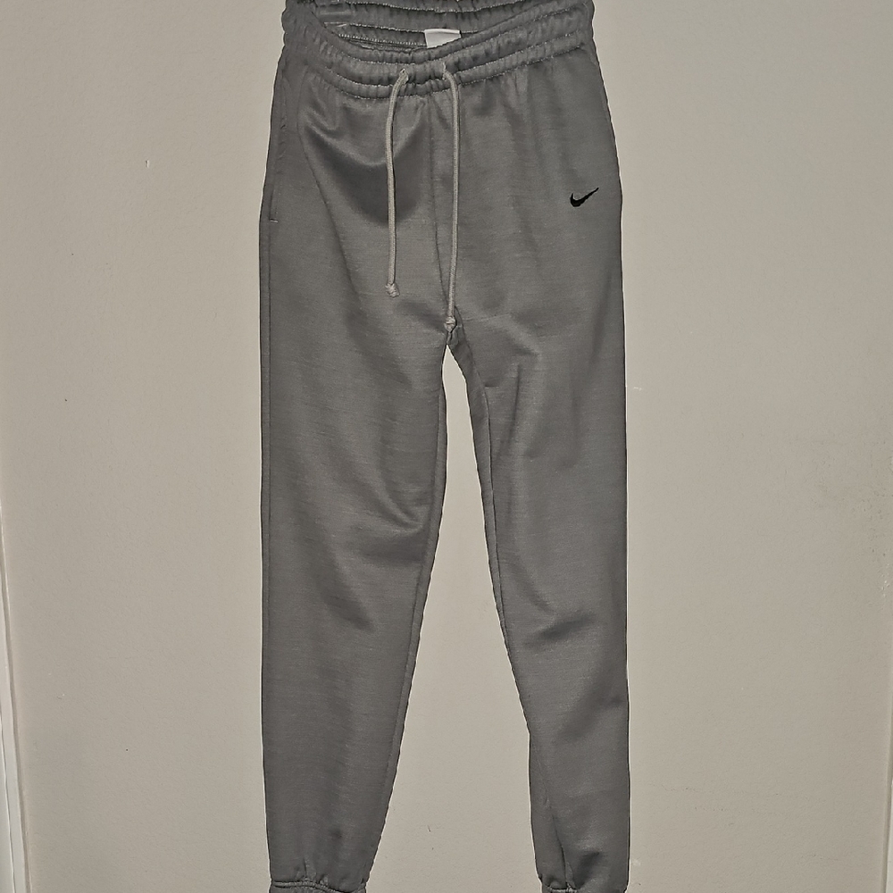 Nike Therma-Fit Fleece in Gray
